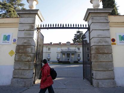 Entrada al Colegio Marianista Hermanos Amorós. En vídeo, entrevistas y declaraciones de Briñas en el pasado.