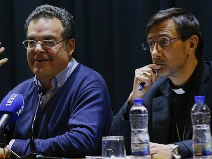 Juan Cuatrecasas, padre de una víctima, con el obispo José Cobo.