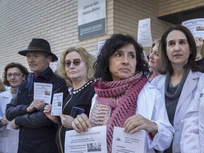 Protesta de médicos de atención primaria a las puertas de un ambulatorio de Valencia, el 7 de febrero.