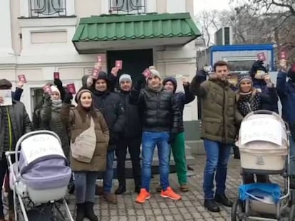 Protesta de parejas españolas ante el Consulado en Kiev, el jueves. En vídeo, empieza la inscripción de los bebés nacidos por gestación subrogada en Ucrania.