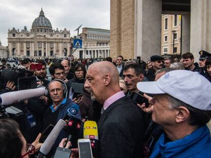 Víctimas de abusos este lunes en el Vaticano.