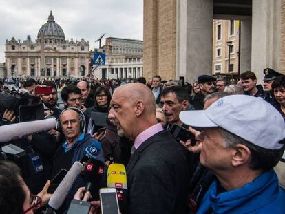 Víctimas de abusos este lunes en el Vaticano.