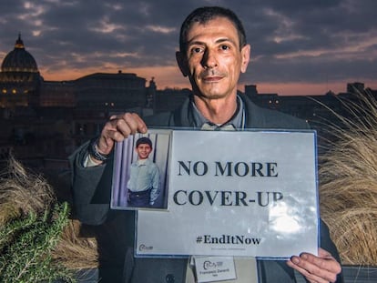 Francesco Zanardi, presidente de la principal asociación italiana de víctimas de abusos por parte del clero. En vídeo, manifestaciones de víctimas durante la cumbre contra los abusos de la Iglesia.