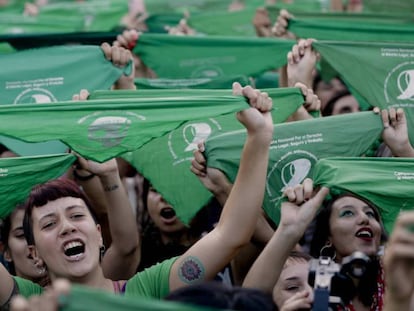 Un grupo de mujeres protesta este martes frente al Congreso argentino.