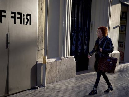 Varios cámaras de televisión y periodistas esperan, este martes, a las puertas del restaurante RiFF de València. En vídeo, todos los ojos están puestos en la colmenilla.