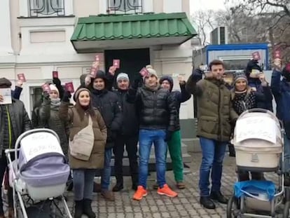 Protesta de parejas españolas ante el Consulado en Kiev, el jueves. En vídeo, declaraciones sobre el caso del Ministros de Asuntos Exteriores.