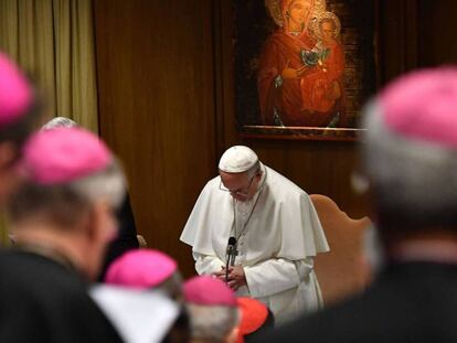 El Papa, durante la plegaria con la que ha arrancado la cumbre contra la pederastia.