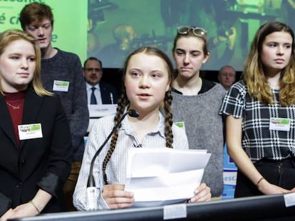 Greta Thunberg, flanqueada por las líderes estudiantiles belgas, en Bruselas este jueves. En vídeo, Greta Thunberg: "Hemos empezado a limpiar vuestro desastre".