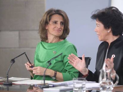 Isabel Celaá y Teresa Ribera en el Consejo de Ministros. En vídeo, Ribera explica el nuevo anteproyecto.