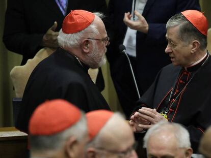 El cardenal Reinhard Marx (izquierda), saluda al arzobispo de Chicago, Blase J. Cupich. En vídeo, el jefe de la Iglesia católica en Alemania denuncia que se destruyeron documentos sobre abusos sexuales.