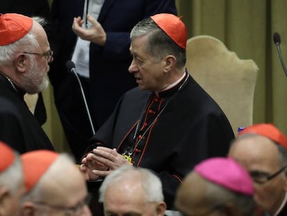 El cardenal Reinhard Marx (izquierda), saluda al arzobispo de Chicago, Blase J. Cupich. En vídeo, el jefe de la Iglesia católica en Alemania denuncia que se destruyeron documentos sobre abusos sexuales.