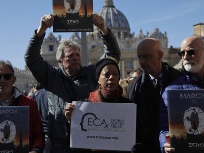 Miembros de ECA (Por el fin de los abusos de los sacerdotes), en la plaza de San Pedro del Vaticano. En vídeo, el papa Francisco cierra la histórica cumbre vaticana sobre pederastia.