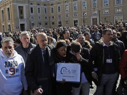 Víctimas de abusos sexuales el domingo en el Vaticano. En vídeo, Miguel Hurtado, portavoz de las víctimas españolas, explicando qué medidas piden a la Iglesia.