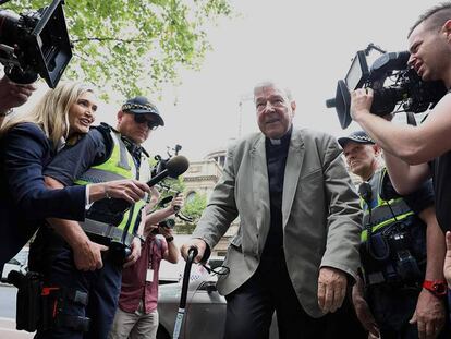 El cardenal George Pell a su llegada a un tribunal en Melbourne. En vídeo, la llegada de Pell entre insultos a la corte y declaraciones de su abogado y del primer ministro australiano.