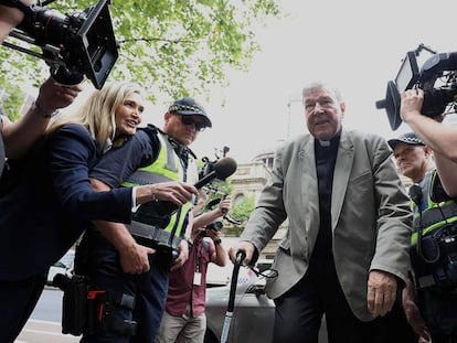 El cardenal George Pell a su llegada a un tribunal en Melbourne. En vídeo, la llegada de Pell entre insultos a la corte y declaraciones de su abogado y del primer ministro australiano.