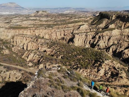 Vista aérea del Geoparque de Granada, sometido a la desertificación. En vídeo, el reto de intentar frenar el desierto.