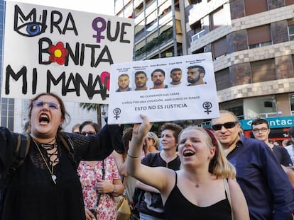 Concentración en Valencia como repulsa de la puesta en libertad de los miembros de la manada. En vídeo, feminismo y fortaleza ante las elecciones, mensajes de la precampaña electoral.