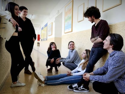 Desde la izquierda, Alicia Bello, Miguel Laorden, Sergio Mahía, Lidia Guillén, Ana Bello, Pablo Mahía y Teo Planell, alumnos del Colegio Montserrat de Madrid. En vídeo, reacciones al informe del Centro Reina Sofía.