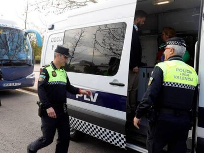 Agentes de la Policía Local ante al autobús de HazteOír que pretendía circular por Valencia.