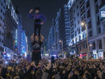 Manifestación del 8-M, en 2018, en la Gran Vía de Madrid. En vídeo, explicación de la huelga del 8-M.