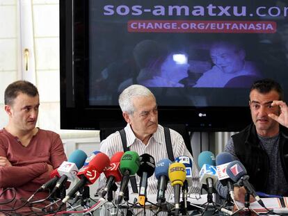 Los hijos de Maribel, David y Danel, con su padre, Txema, en el Ayuntamiento de Portugalete este jueves.