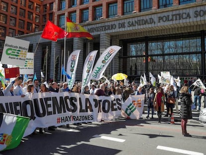 Concentración de médicos de toda España hoy ante el Ministerio de Sanidad. / En vídeo, las declaraciones de Romero, Miralles y Carcedo.