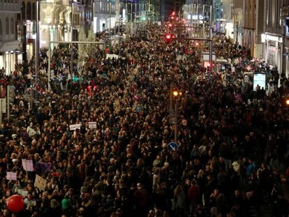Miles de personas se manifiestan este viernes en Madrid por el 8M. En vídeo, multitudinaria manifestación esta tarde en la capital.