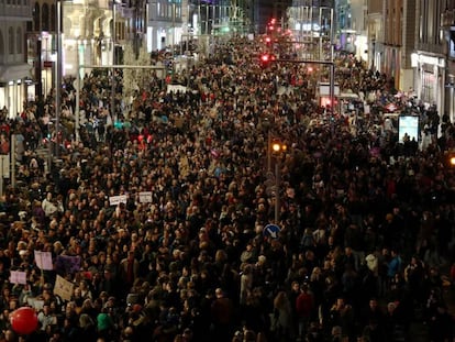 Miles de personas se manifiestan este viernes en Madrid por el 8M. En vídeo, multitudinaria manifestación esta tarde en la capital.