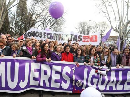 Cabecera de la manifestación de Madrid por el 8M, con ocho ministras del Gobierno. En vídeo, cánticos de los miembros del Ejecutivo durante la marcha. FOTO: PSOE | VÍDEO: EPV