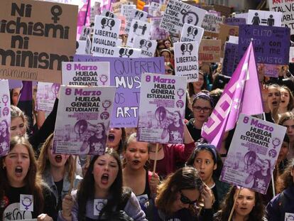 Manifestación de estudiantes, ayer por la mañana en la Puerta del Sol, Madrid. En vídeo, mil motivos para salir a la calle.