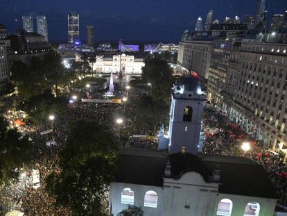 FOTO: Decenas de miles de mujeres se concentran en la Plaza de Mayo, antes de marchar hacia el Congreso. / VÍDEO: Movilizaciones por el 8M en varias ciudades de América Latina.