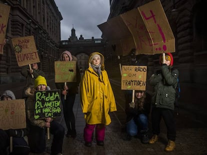 Greta Thunberg, junto al Parlamento sueco, en Estocolmo, este viernes.