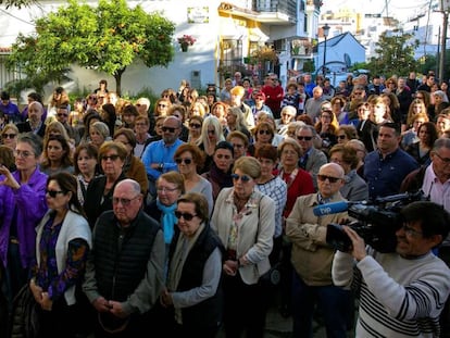 Unas doscientas personas muestran su repulsa por el asesinato en Estepona.