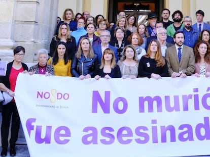 Concentración este lunes ante la puerta del Ayuntamiento de Sevilla por la última víctima de la violencia de género. En vídeo, entra en vigor el nuevo protocolo contra la violencia de género.