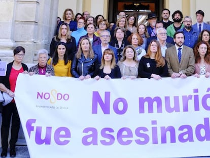 Concentración este lunes ante la puerta del Ayuntamiento de Sevilla por la última víctima de la violencia de género. En vídeo, entra en vigor el nuevo protocolo contra la violencia de género.