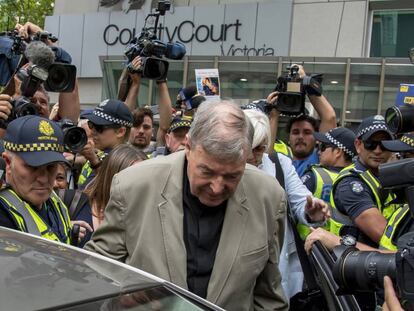 El cardenal George Pell sale del tribunal el pasado 26 de febrero. En vídeo, seis años de prisión para el cardenal George Pell por abusar de dos menores.