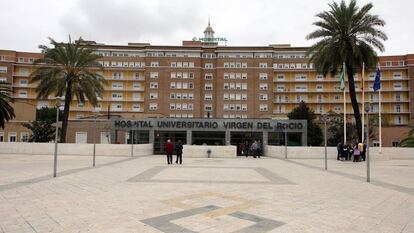 Fachada del hospital Virgen del Rocío de Sevilla. En vídeo, degollada por su marido, salvada por su hijo de 8 años.