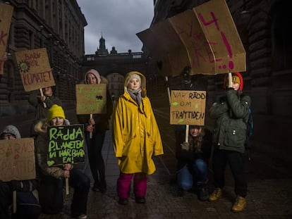 Greta Thunberg, en el centro, frente al Parlamento en Estocolmo (Suecia) la semana pasada. En vídeo, entrevista a Greta Thunberg