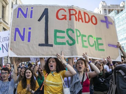 Estudiantes durante la marcha por el clima en Madrid, este viernes. En vídeo, movilizaciones estudiantiles sin precedentes en medio mundo contra el cambio climático.