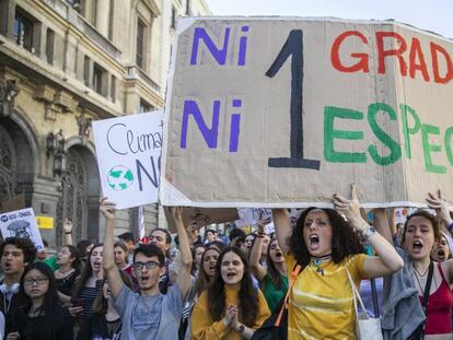 Estudiantes durante la marcha por el clima en Madrid, este viernes. En vídeo, movilizaciones estudiantiles sin precedentes en medio mundo contra el cambio climático.