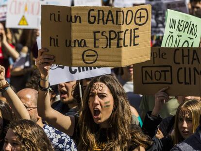 Manifestación por las calles de Madrid de este viernes. En vídeo, los jóvenes que luchan contra el cambio climático.