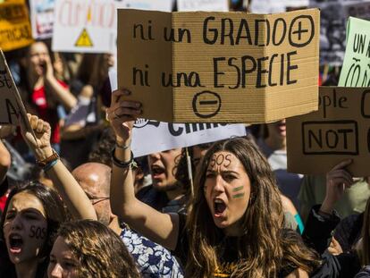 Manifestación por las calles de Madrid de este viernes. En vídeo, los jóvenes que luchan contra el cambio climático.