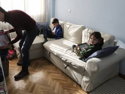 Ángel Castro, en su casa con sus hijos, David y Elena.