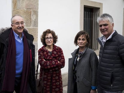 Luciano Garnelo, Susana Aldecoa, Pilar Cobas y Luis López Vilar, ante el centro de salud del Casco Vello de Vigo. En vídeo, testimonios de los médicos.