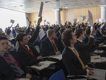 Participantes del Harvard WorldMUN 2019 en Madrid, el pasado martes. En vídeo, declaraciones de Manuela Carmena y Pedro Duque durante la presentación del encuentro.