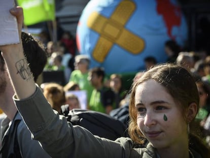 Manifestación contra el cambio climático el pasado 16 de marzo en Lyon. En vídeo, entrevista a Greta Thunberg, símbolo de las protestas por el clima.
