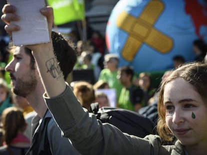 Manifestación contra el cambio climático el pasado 16 de marzo en Lyon. En vídeo, entrevista a Greta Thunberg, símbolo de las protestas por el clima.