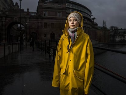 Greta Thunberg, junto al Parlamento sueco, en Estocolomo. En vídeo, Thunberg responde a las preguntas de EL PAÍS.