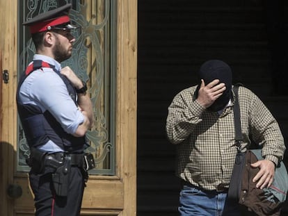 El exprofesor de los Maristas de Sants Joaquín Benítez a la salida de la Audiencia de Barcelona. En vídeo, declaaciones de Benítez.