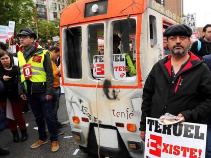 Participantes en la manifestación este domingo, en Madrid. En vídeo, la "España vaciada" de las comarcas rurales toma Madrid con sus reivindicaciones.